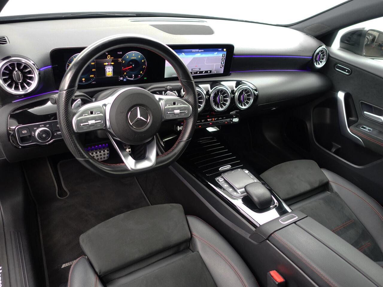 Mercedes-Benz A-KLASSE 180 AMG Night Edition Aut- Panoramadak, Sfeerverlichting, Xenon Led, Camera, Sport Interieur