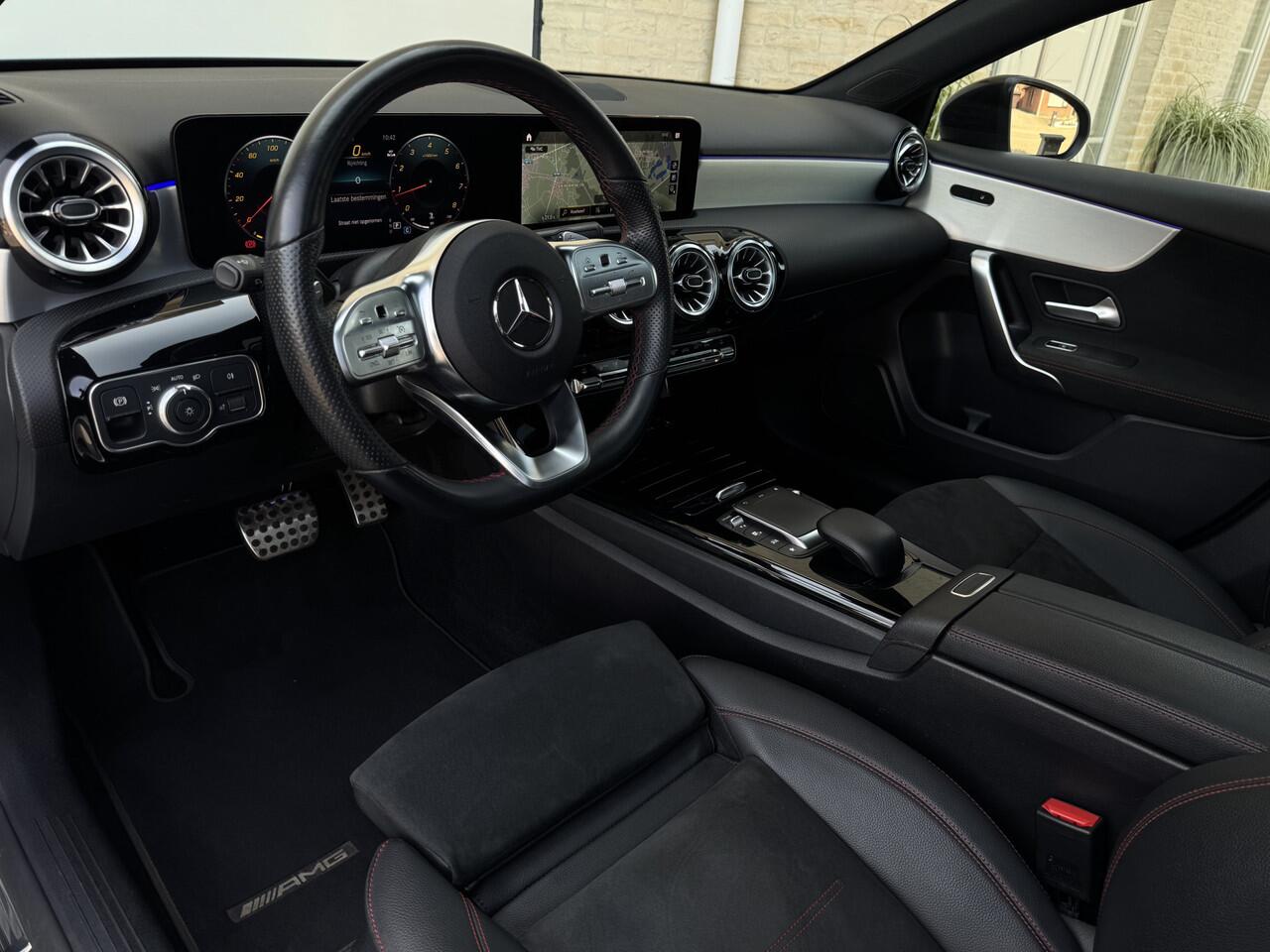 Mercedes-Benz A-KLASSE 180 AMG Aut Panoramadak Nightpakket Widescreen SfeerVerlichting Keyless SportLeder Led Camera Pdc