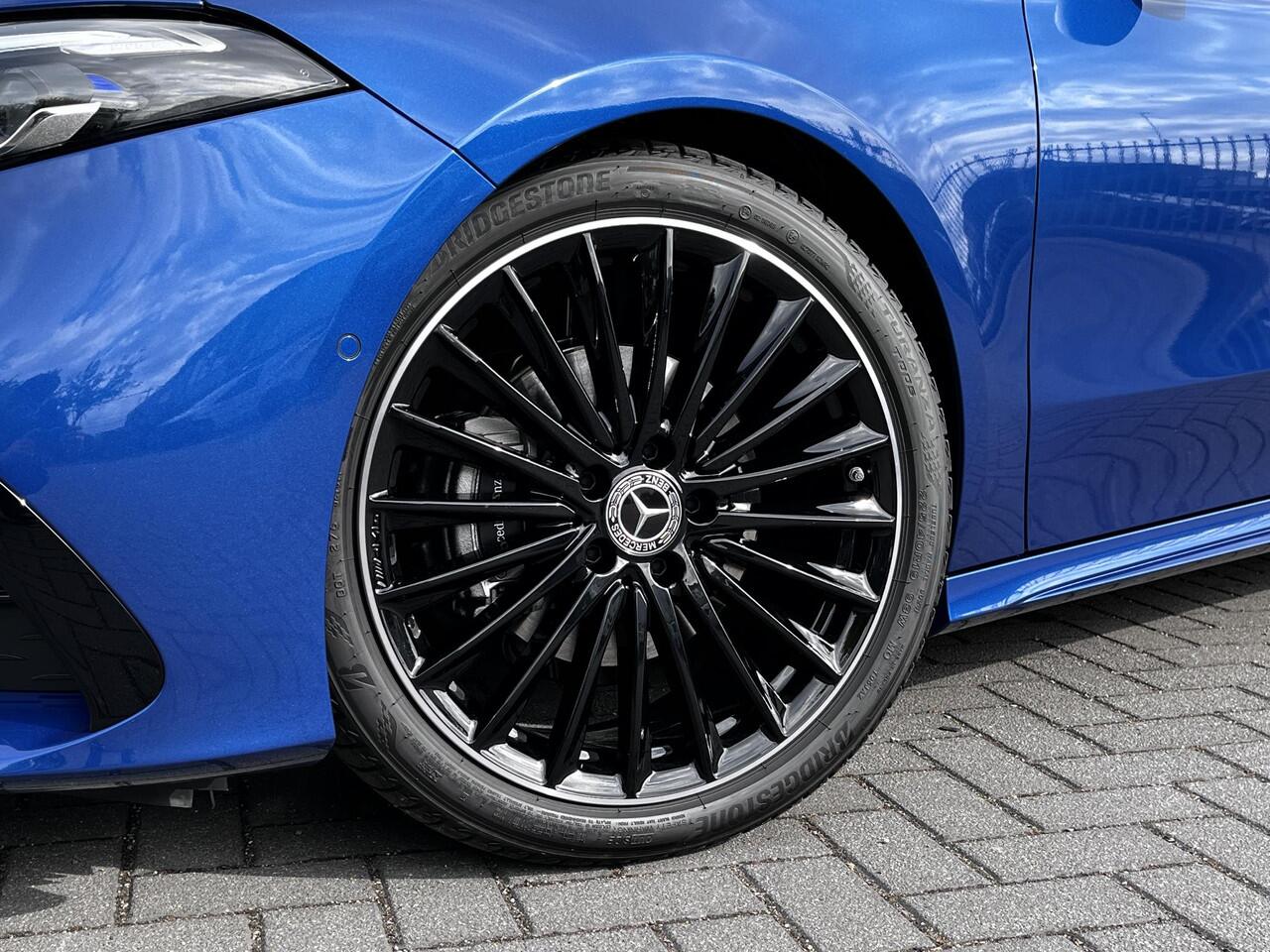 Mercedes-Benz A-KLASSE Limousine 180 Star Edition AMG | Bruin Interieur | Night Pakket | Panoramadak | MULTIBEAM LED Koplampen | Apple CarPlay | Android Auto | Sierdelen Lindehout Zwart | Sfeerverlichting | Stoelverwarming | Achteruitrijcamera