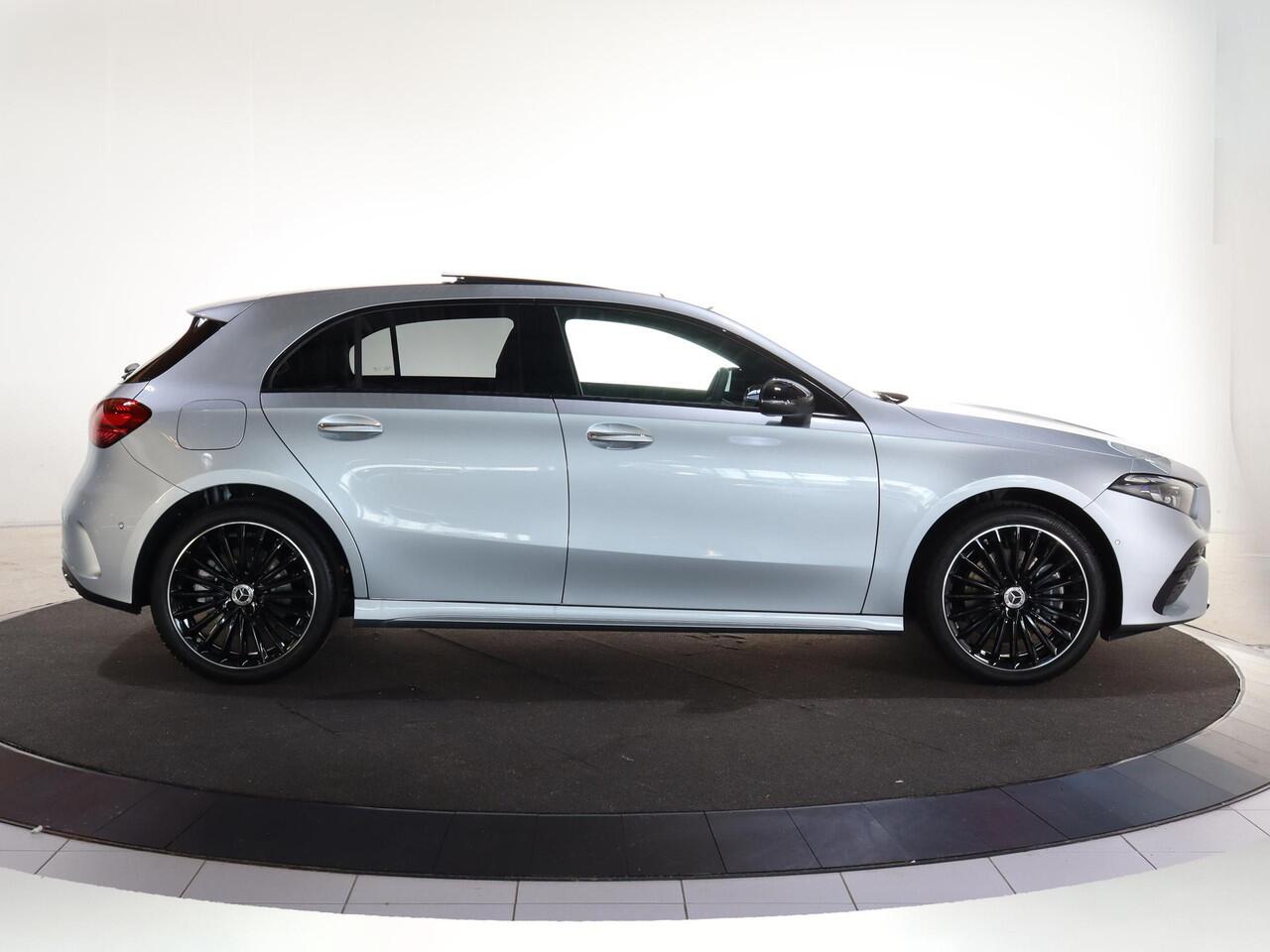 Mercedes-Benz A-KLASSE 250 e Business Solution AMG | Panoramaschuifdak | Stoelverwarming | Achteruitrijcamera | MULTIBEAM LED | Night Pakket |