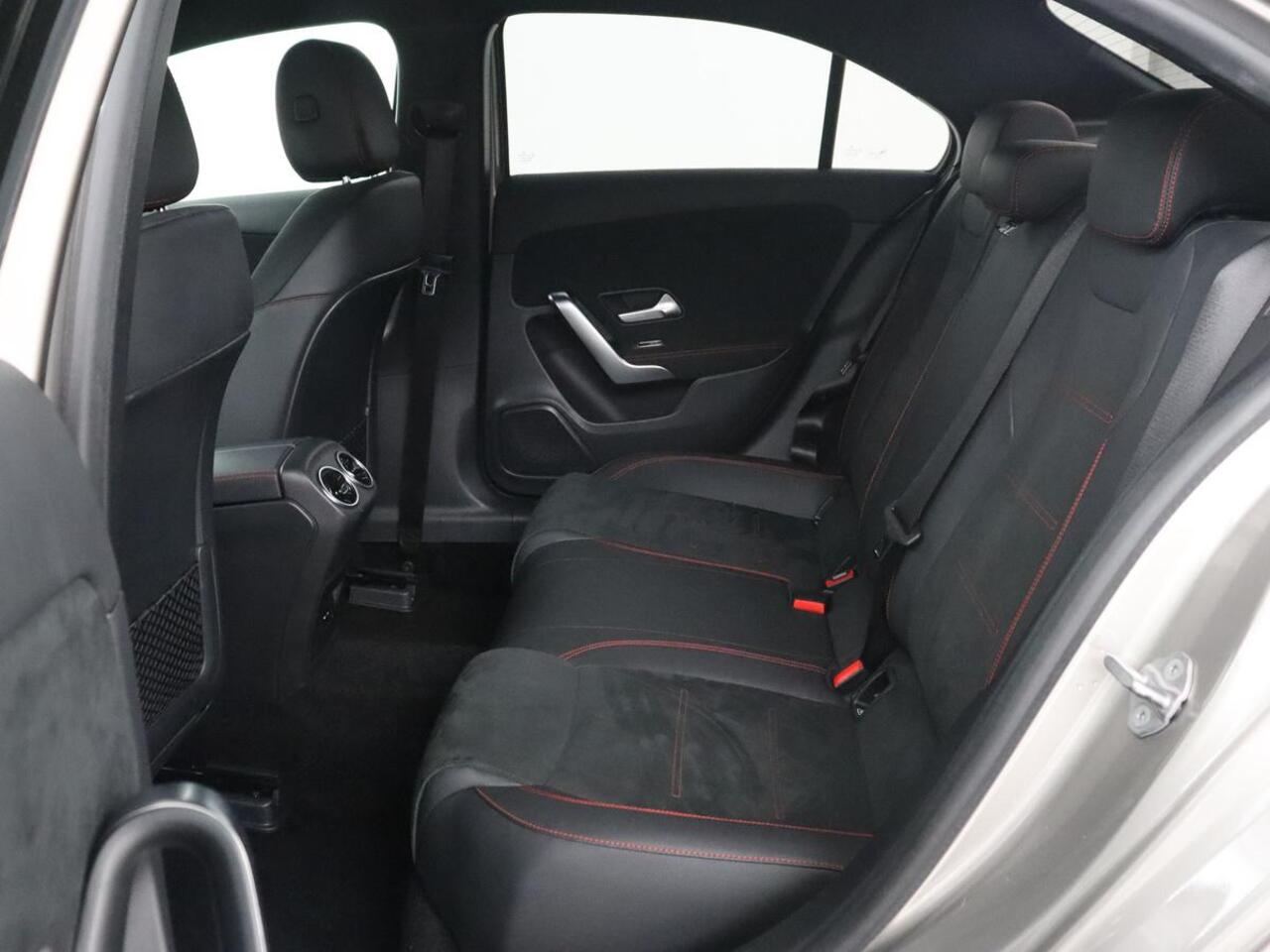 Mercedes-Benz A-KLASSE 250e AMG Limited | Carplay | Stoelverwarming | Camera | Leder/Alcantara | Navigatie | Park Assist | Sfeerverlichting | Full LED | Climate control | Widescreen | Cruise control | PHEV | Plug In