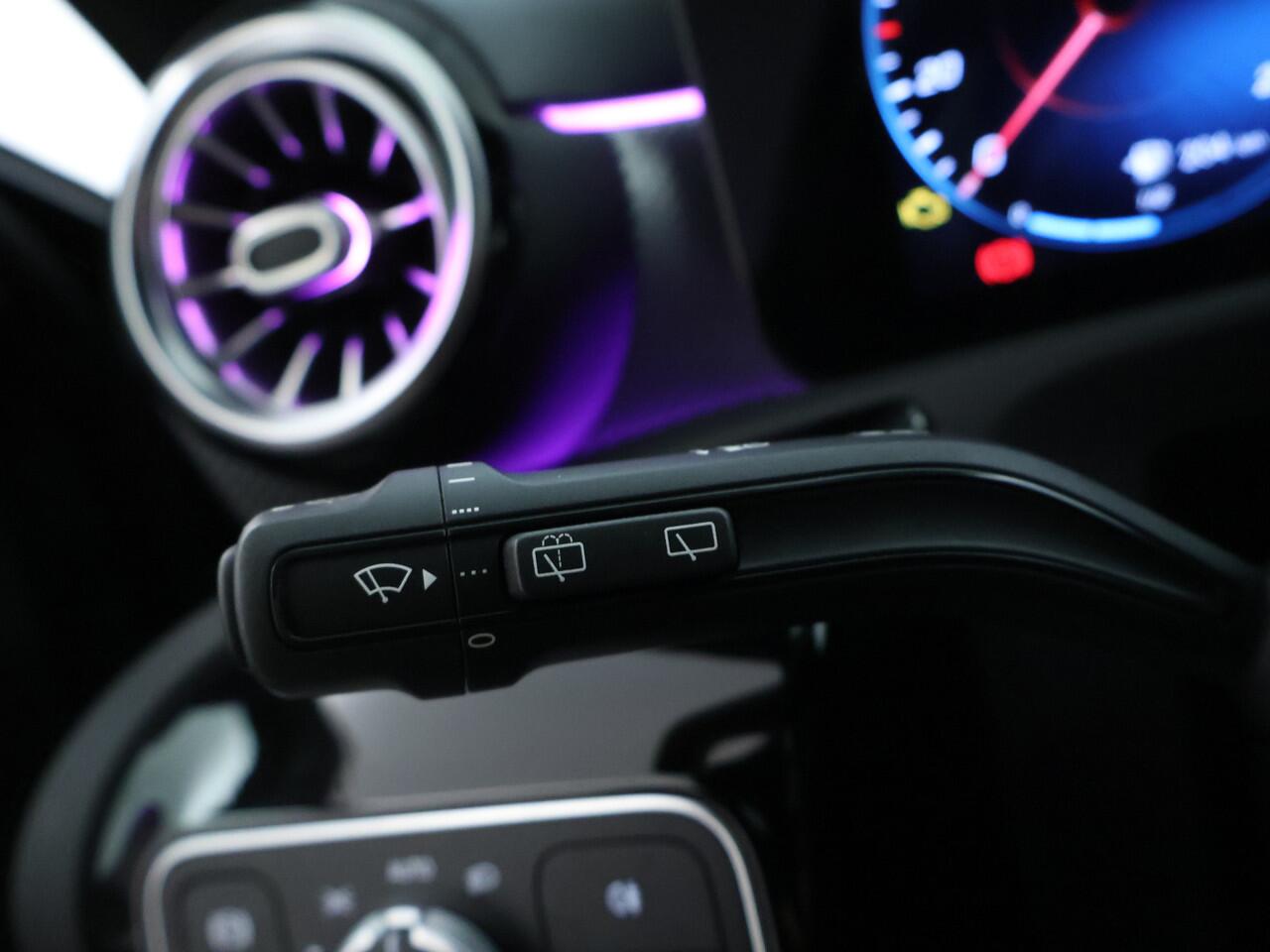 Mercedes-Benz A-KLASSE 180 Business Solution Luxury Sfeerverlichting | Trekhaak | Achteruitrijcamera. Inclusief 24 maanden MB Certified garantie voor Europa.