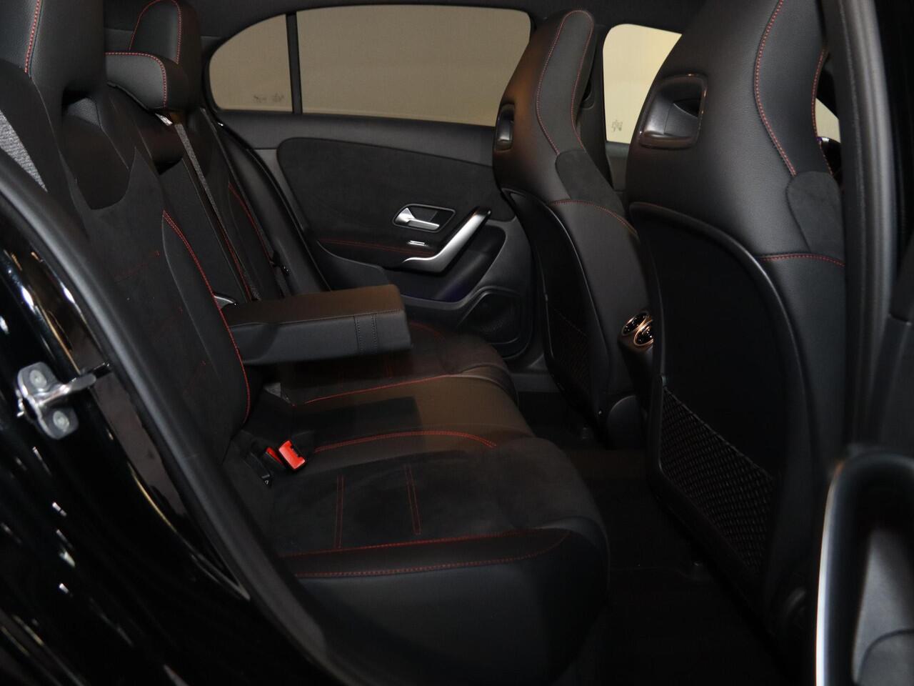 Mercedes-Benz A-KLASSE 250e Business Solution AMG | Panoramaschuifdak | Stoelverwarming | Achteruitrijcamera | MULTIBEAM LED | Nightpakket |