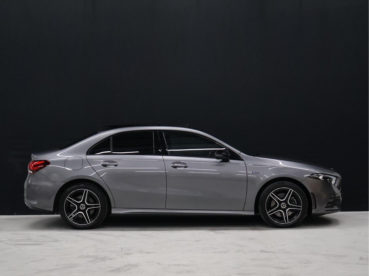 Mercedes-Benz A-KLASSE 250 e AMG Limited *WEEKAANBIEIDNG* [SCHUIFKANTELDAK, SFEERVERLICHTING, CAMERA, PDC V+A, MEMORY SEATS, APPLE CARPLAY, ANDROID AUTO, CRUISE CONTROL, STOELVERWARMING, NIEUWSTAAT]