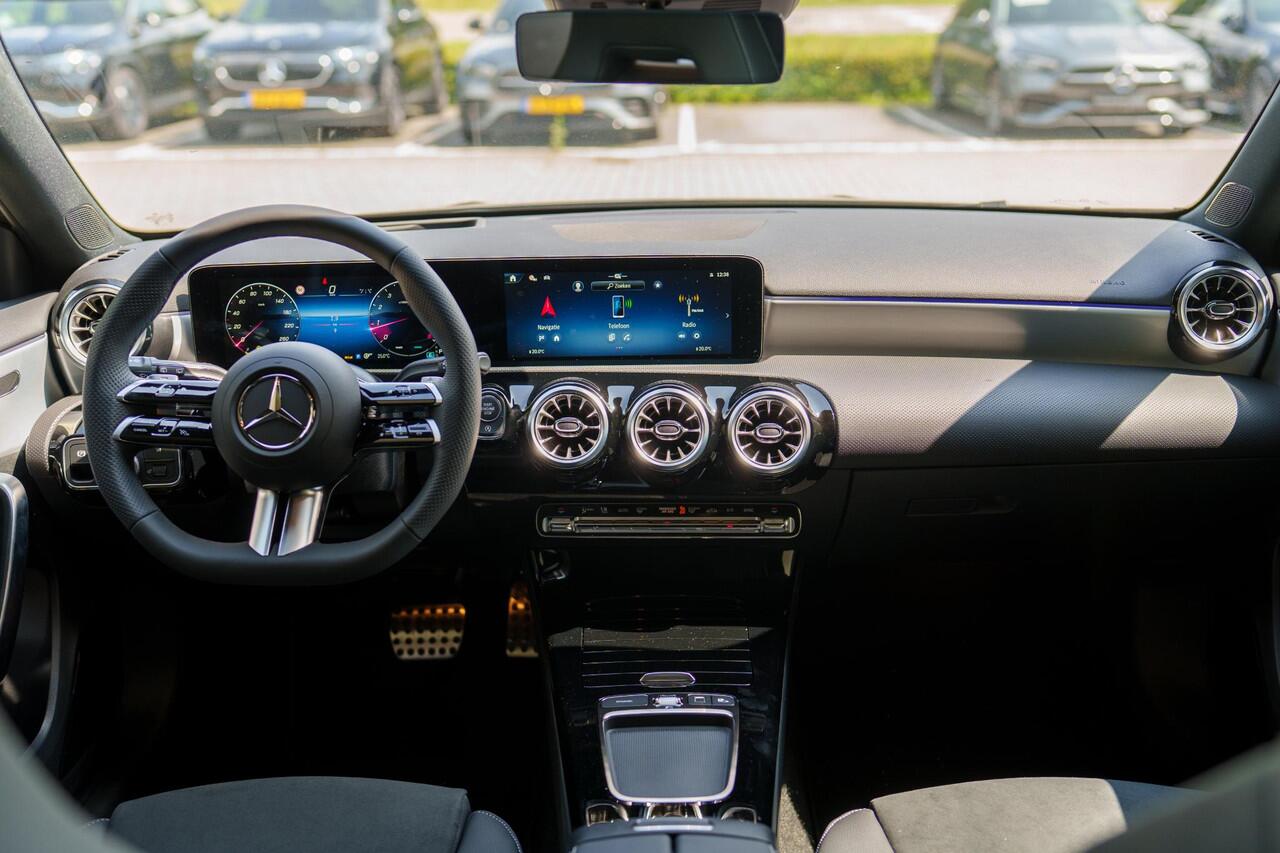Mercedes-Benz A-KLASSE 180 Business Solution AMG | Panoramaschuifdak | AMG Line Plus | Night | Head-up display | Dodehoekassisten