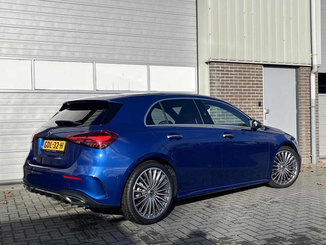 Mercedes-Benz A-KLASSE 180 Star Edition AMG | Panoramadak | Winter Pakket | Dodehoekassistent | MULTIBEAM LED Koplampen | Donkergetint Glas Achter | Stoelverwarming | Stuurverwarming | Sfeerverlichting | Elektrisch Inklapbare Buitenspiegels | Achteruitrijcamera | Parkeersensore