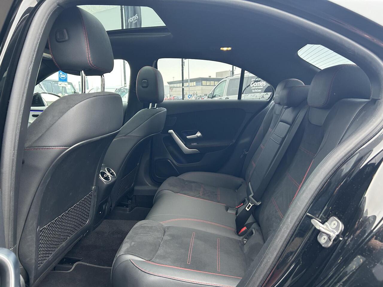 Mercedes-Benz A-KLASSE 250 e AMG Line | Premium | Night pakket | Panoramadak | Achteruitrijcamera | Stoelverwarming | Multibeam LED | Sfeerverlichting | Dodehoekassistentie | Keyless-GO