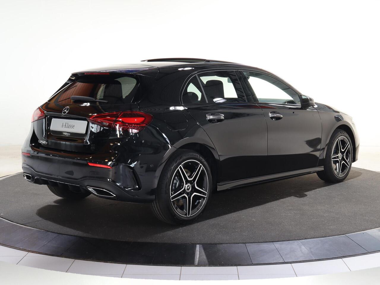 Mercedes-Benz A-KLASSE 250e Business Solution AMG | Panoramaschuifdak | Premium Plus | Head-up display | Dodehoekassistent |