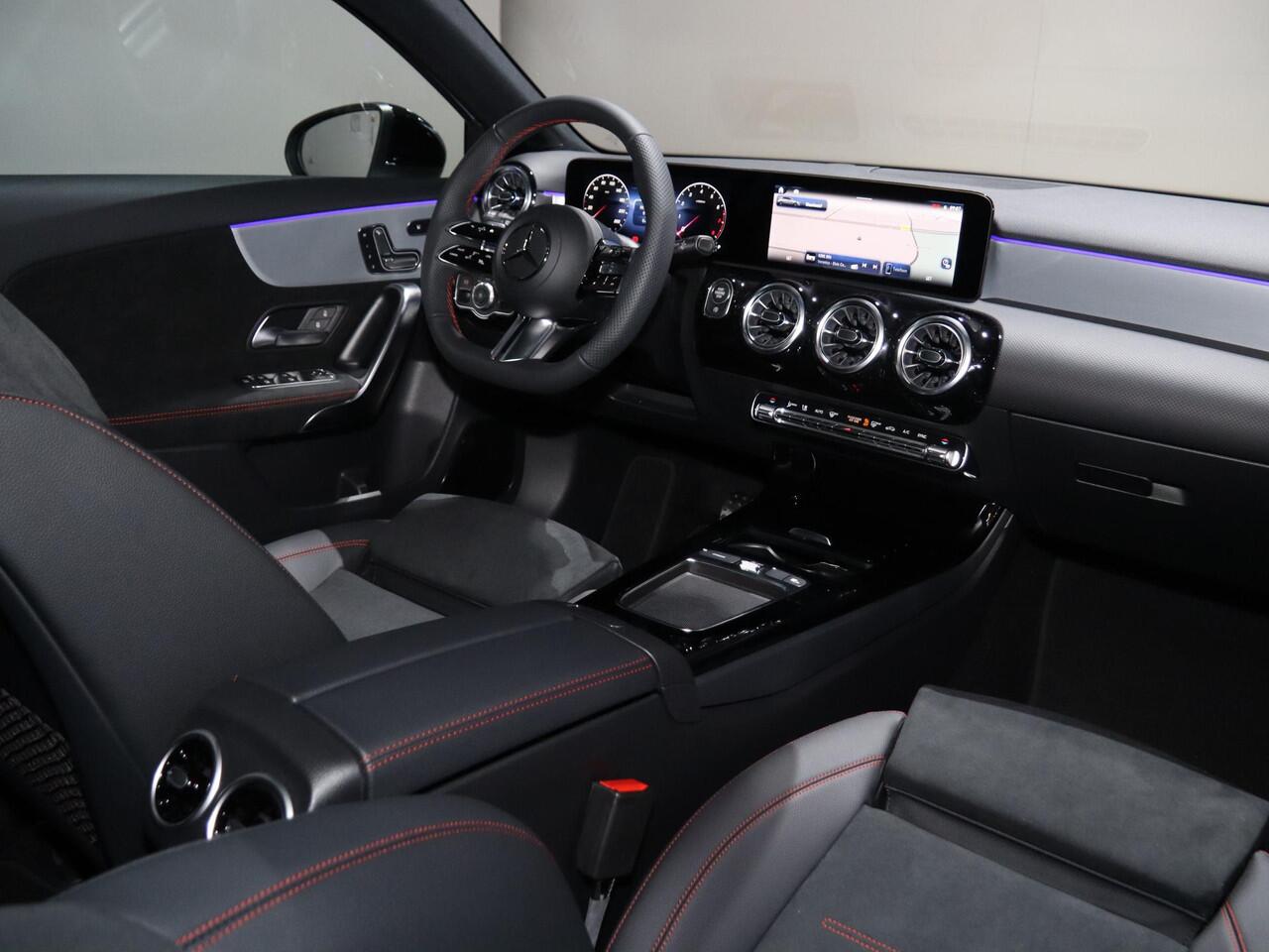 Mercedes-Benz A-KLASSE 180 Business Solution AMG | Panoramaschuifdak | Premium plus | Head-Up | Stoelverwarming | Achteruitrijcamera | MULTIBEAM LED |