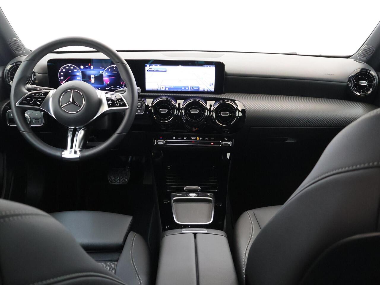 Mercedes-Benz A-KLASSE 180 Star Edition | Thermotronic | Trekhaak | Apple Carplay | Stoelverwarming | Widescreen |