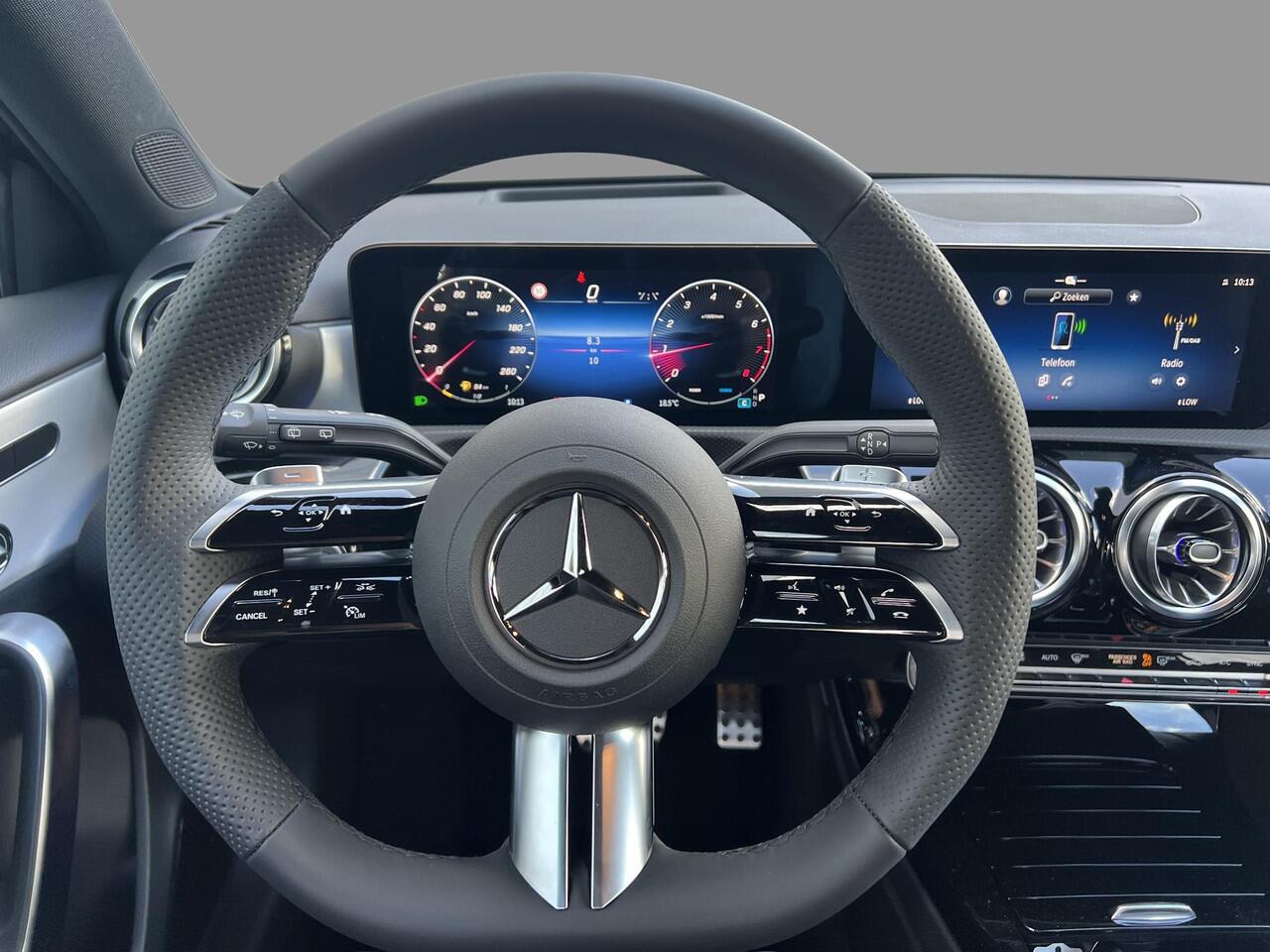 Mercedes-Benz A-KLASSE 180 Business Solution AMG | AMG Plus Pakket | Night Pakket | Panoramadak | Elektrisch Verstelbare Stoelen + Memory | 360° Camera | Head-up Display | Dodehoekassistent | Advanced Sound System | Stoelverwarming | Apple CarPlay | Android Auto