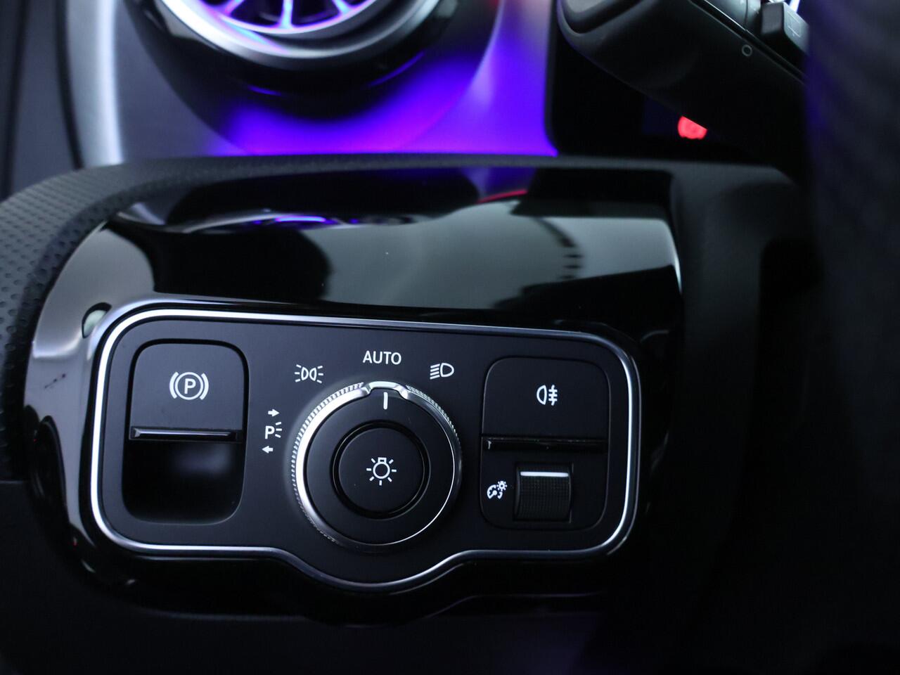 Mercedes-Benz A-KLASSE 250 e AMG Nightpakket | Sfeerverlichting | Car Play | Dode Hoek Ass | Stoelverwarming | Parkeerpakket met Camera | Ledkoplampen | Achteruitrijcamera. Inclusief 24 maanden Mercedes-Benz Certified garantie voor Europa.