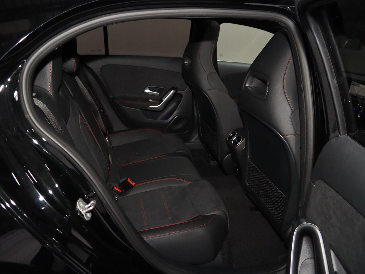 Mercedes-Benz A-KLASSE 250e Business Solution AMG | Panoramaschuifdak | Stoelverwarming | Achteruitrijcamera | MULTIBEAM LED | 19"inch AMG velgen |