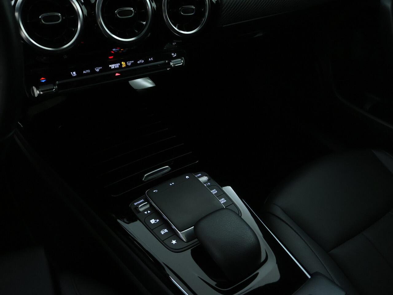 Mercedes-Benz A-KLASSE 200 Business Line | Panorama Schuif/Kanteldak | Parkeersensoren + camera achter | Comfortstoelen Lederlook i.c.m Stoelverwarming | DAB + Apple CarPlay | Inclusief 24 maanden MB Certified garantie voor Europa.