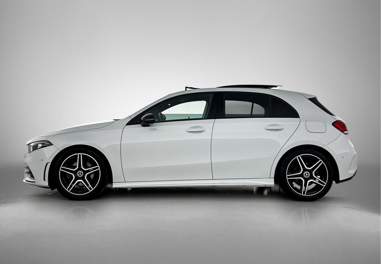 Mercedes-Benz A-KLASSE 180 AMG Nightpakket | Panoramadak | Sfeerverlichting | CarPlay | Augmented Reality | Parkeerpakket met Camera |. Inclusief 24 maanden Mercedes-Benz Certified garantie voor Europa.