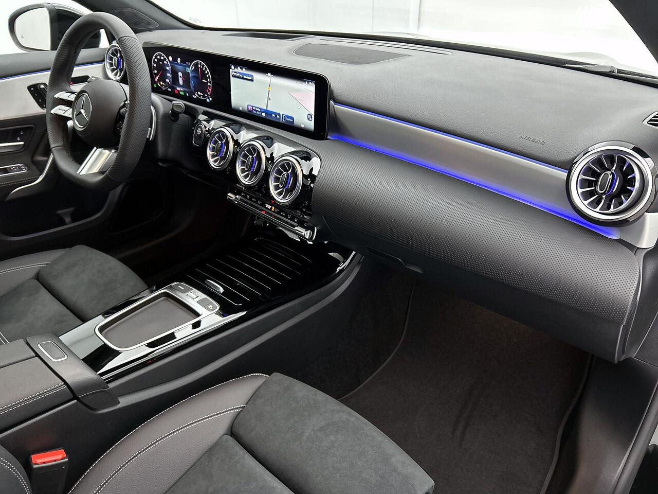 Mercedes-Benz A-KLASSE 250 e Business Solution AMG | AMG Line Plus pakket | Antidiefstalpakket URBAN GUARD PLUS | Smartphone integratie | Head-up display | Augmented Reality Navigation | Nightpakket | 360° camera |