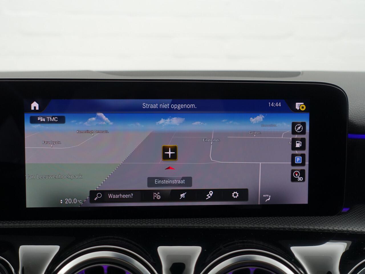 Mercedes-Benz A-KLASSE 180 AMG Night Edition Aut- Panoramadak, Sfeerverlichting, Xenon Led, Camera, Sport Interieur