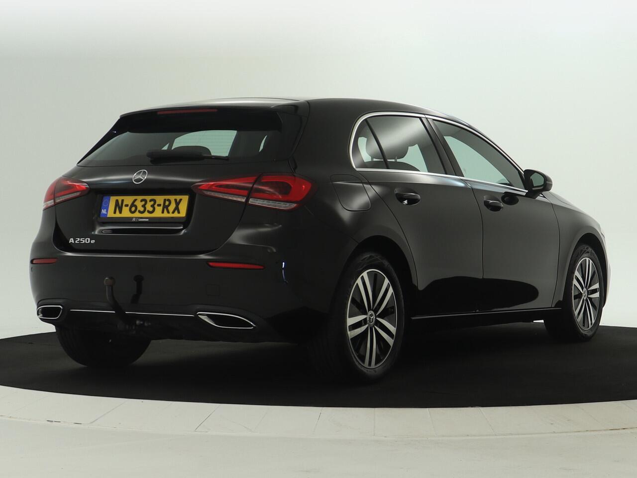 Mercedes-Benz A-KLASSE 250 e Business Solution Luxury Limited | Trekhaak | Sfeerverlichting | Inclusief 24 maanden MB Certified garantie voor Europa.