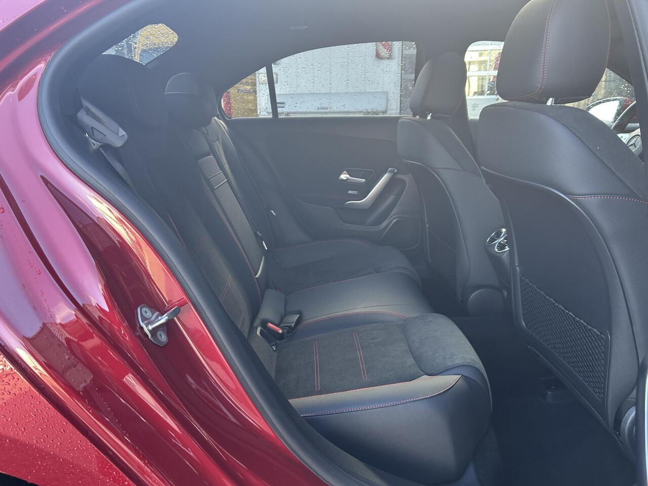 Mercedes-Benz A-KLASSE 250 e AMG Line | Head-up display | Panoramadak | Keyless Entry | Distronic | Dodehoekassistent | Stoelverwarming | 360 graden camera | Carplay