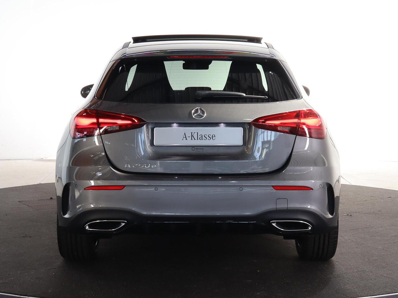Mercedes-Benz A-KLASSE 250e Business Solution AMG | Panoramaschuifdak | Stoelverwarming | Achteruitrijcamera | MULTIBEAM LED | Nightpakket |