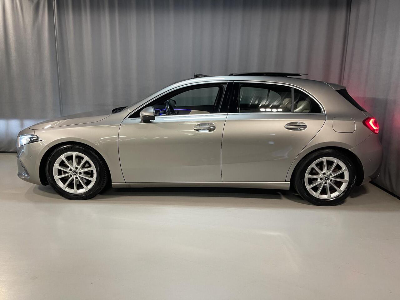 Mercedes-Benz A-KLASSE 180 Business Solution Luxury 17"/Panoramadak/Elektrische stoelen + memory/Keyless/Trekhaak/Stoelverwarming/Multibeam/Sfeerverlichting/Camera