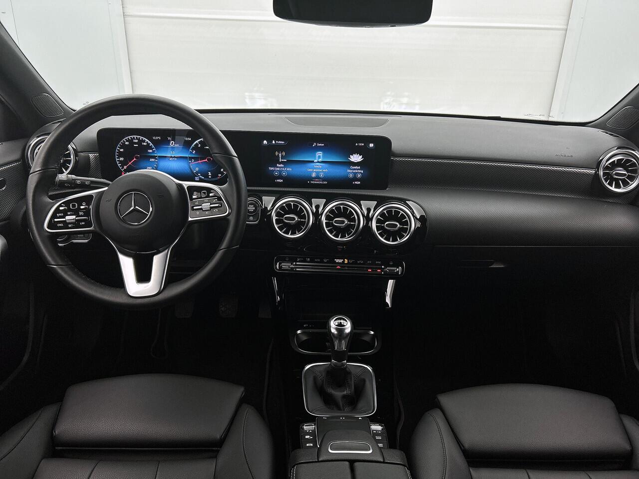 Mercedes-Benz A-KLASSE 160 Luxury-Line Handgeschakeld 6 versn. | Led Lights | Apple CarPlay | Achteruitrijcamera | Stoelverwarming Voor | Spiegelpakket. Inclusief 24 maanden MB Certified garantie voor Europa.