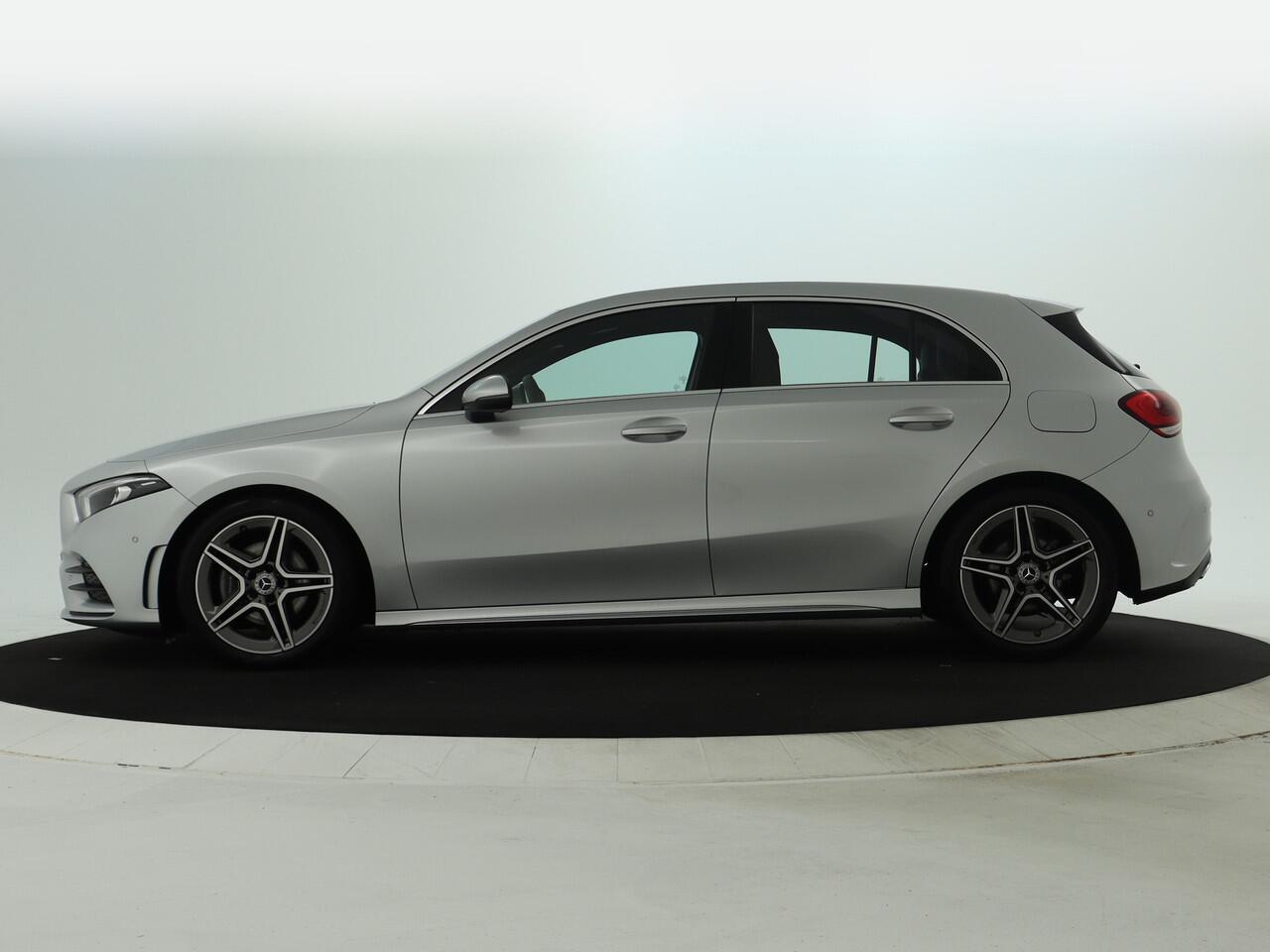 Mercedes-Benz A-KLASSE 160 Business Solution AMG | Parkeerpakket met Camera | Cruise Controle | LED Verlichting | Navigatie | Inclusief 24 maanden Mercedes-Benz Certified garantie voor Europa.