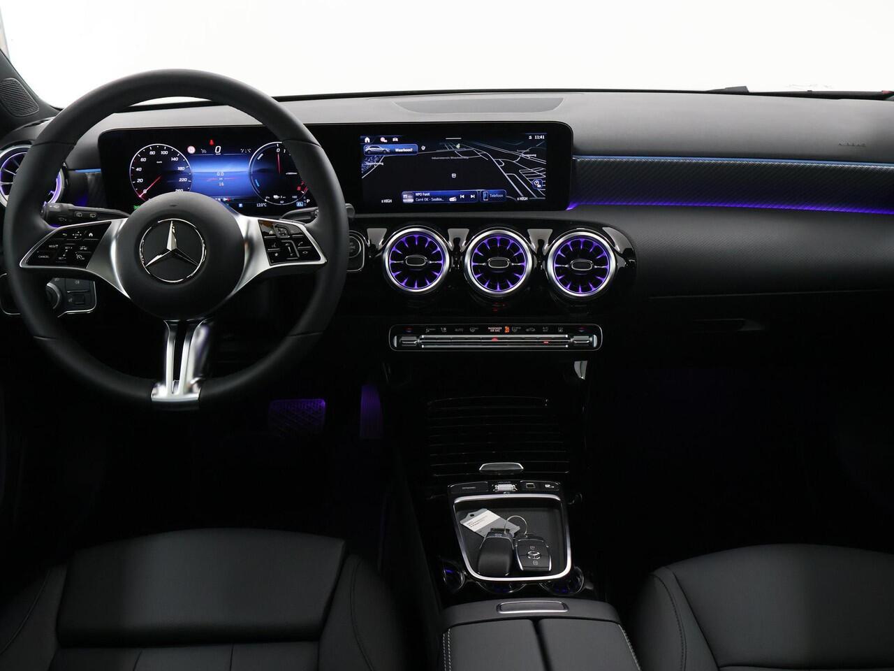 Mercedes-Benz A-KLASSE 250e Star Edition Luxury Line | Panoramadak | Keyless Entry | Trekhaak | LED-koplampen | Achteruitrijcamera |