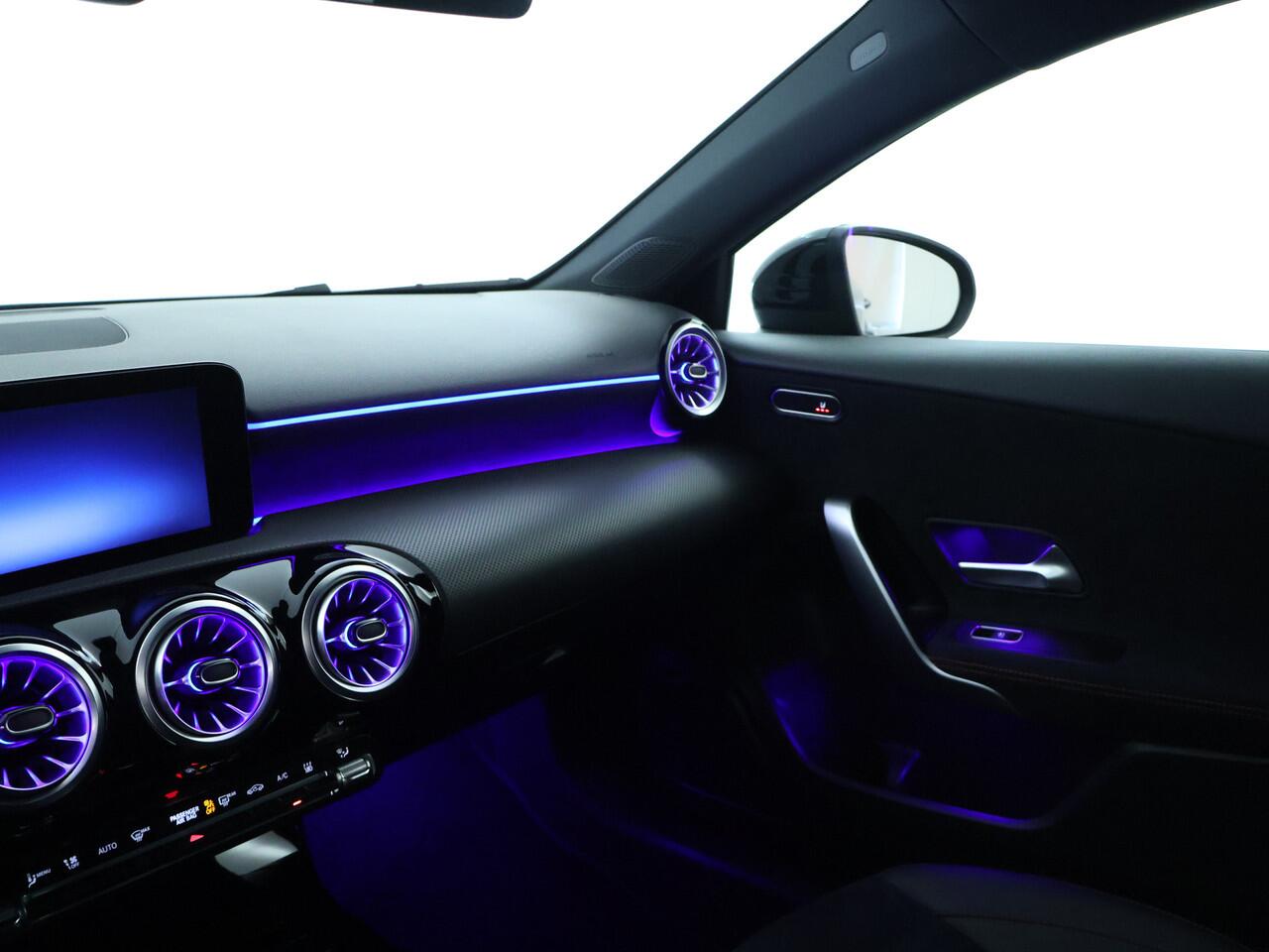 Mercedes-Benz A-KLASSE 250 e AMG Plug-In Hybride | AMG Line Advanced Plus | Night Pakket | Trekhaak | Sfeerverlichting | Stuur en Stoelverwarming | Inclusief 24 maanden MB Certified garantie voor Europa.