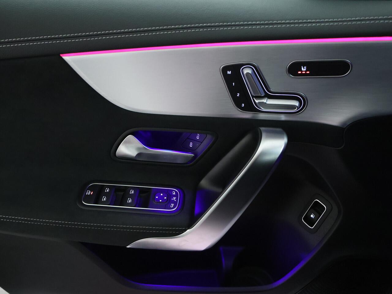 Mercedes-Benz A-KLASSE 250 e Sedan AMG Plug-In Hybride AMG Line | NIght Pakket | Trekhaak | Sfeerverlichting. Inclusief 24 maanden MB Certified garantie voor Europa.