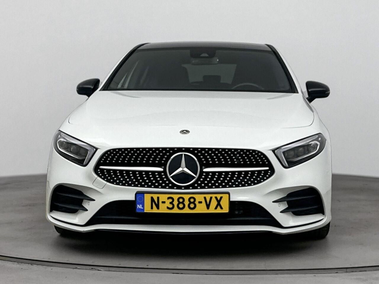 Mercedes-Benz A-KLASSE 200 Business Solution AMG 163PK | Schuif-/Kanteldak | Wegklapbare Trekhaak | Memory Stoelen | Sfeerverlichting | Achteruitrijcamera | Stoelverwarming | Apple CarPlay & Android Auto