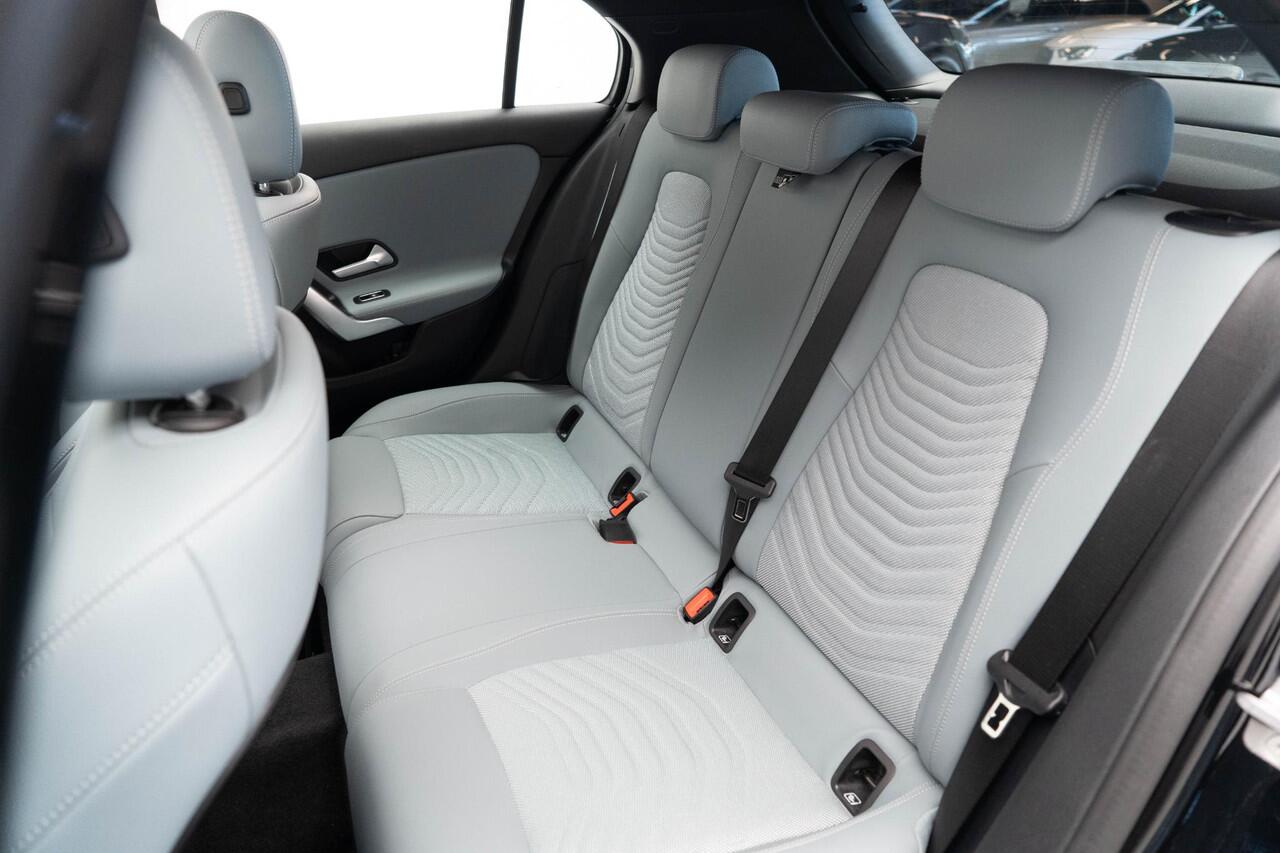 Mercedes-Benz A-KLASSE 250e Business Solution |Pano|Dodehoek|Unieke Bekleding|