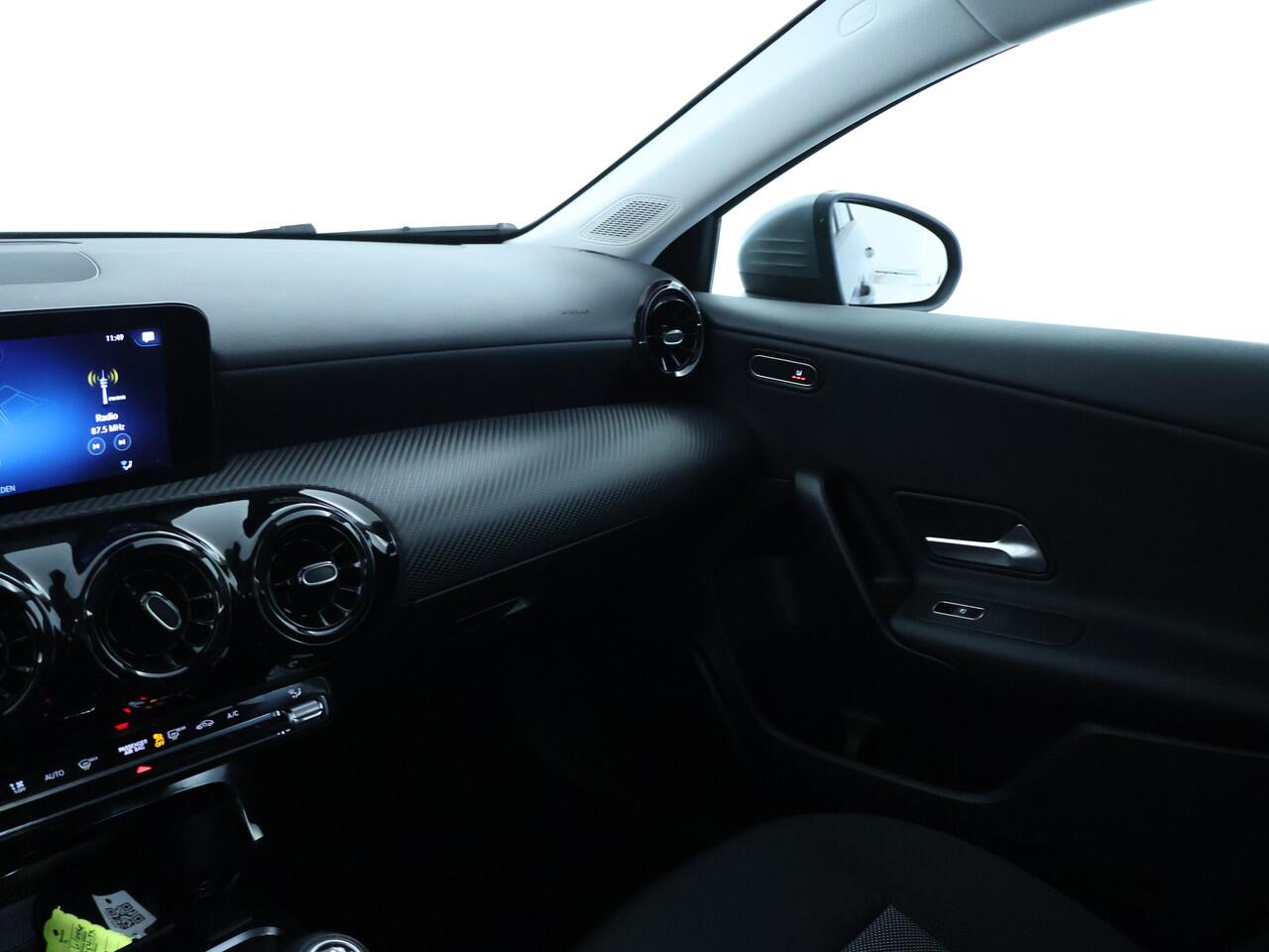 Mercedes-Benz A-KLASSE 160 Business Solution Ledkoplampen | Parkeerpakket met achteruitrijcamera | Stoelverwarming Voor | Spiegelpakket | Inclusief 24 maanden MB Certified garantie voor Europa.