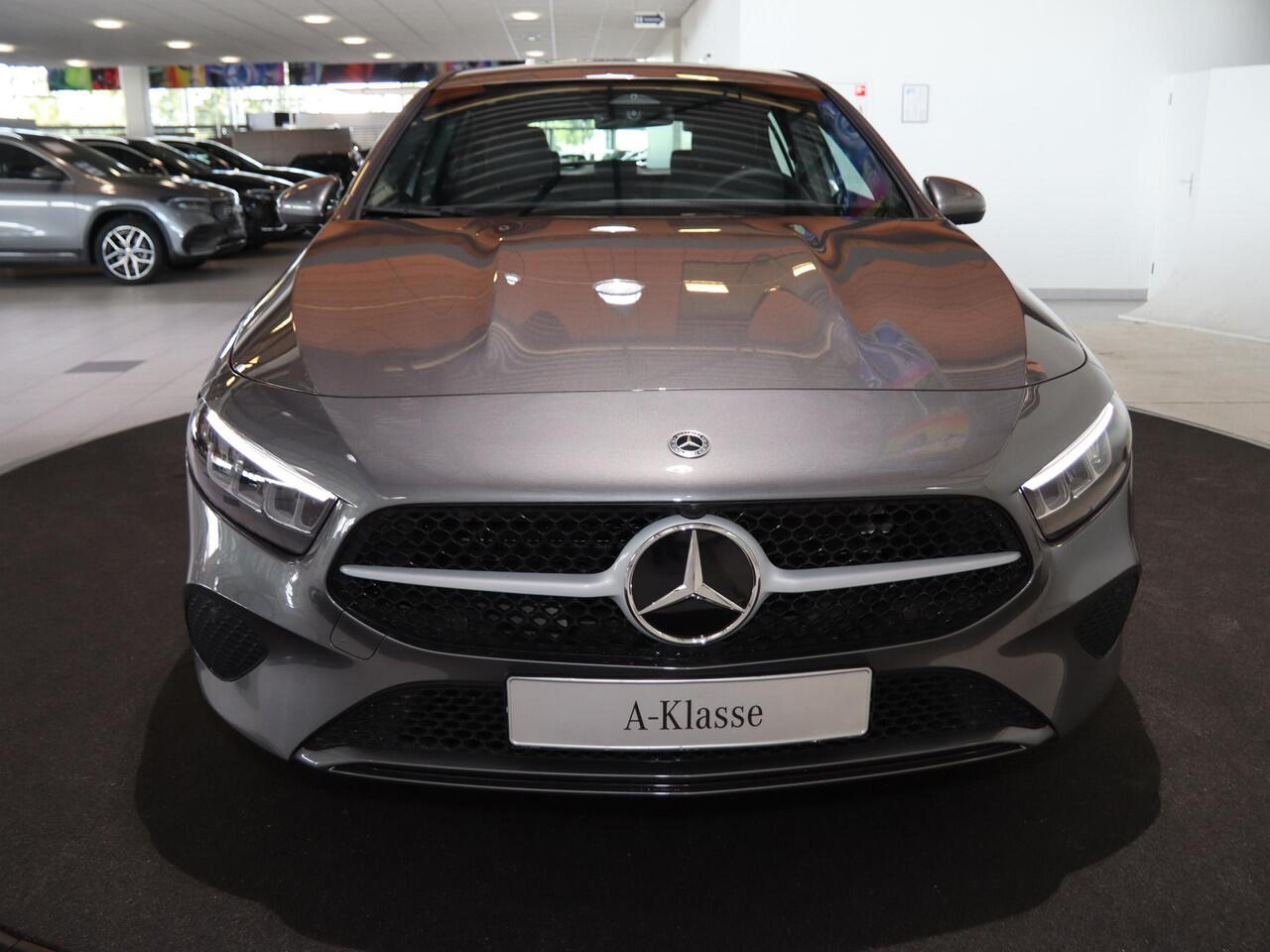 Mercedes-Benz A-KLASSE 180 Star Edition | Voorstoelen verwarmd | Achteruitrijcamera | LED-koplampen