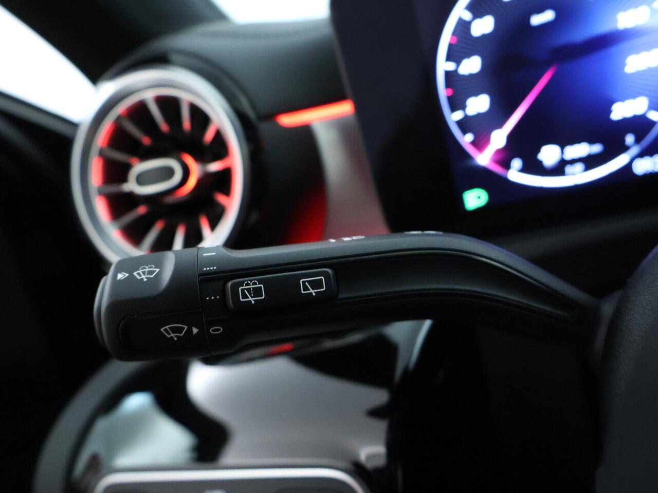 Mercedes-Benz A-KLASSE 250 e AMG Line | AMG Line | Night Pakket | Trekhaak | Lederen Bekleding | Panorama Schuif-Kanteldak | Sfeerverlichting | Inclusief 24 maanden MB Certified garantie voor Europa.