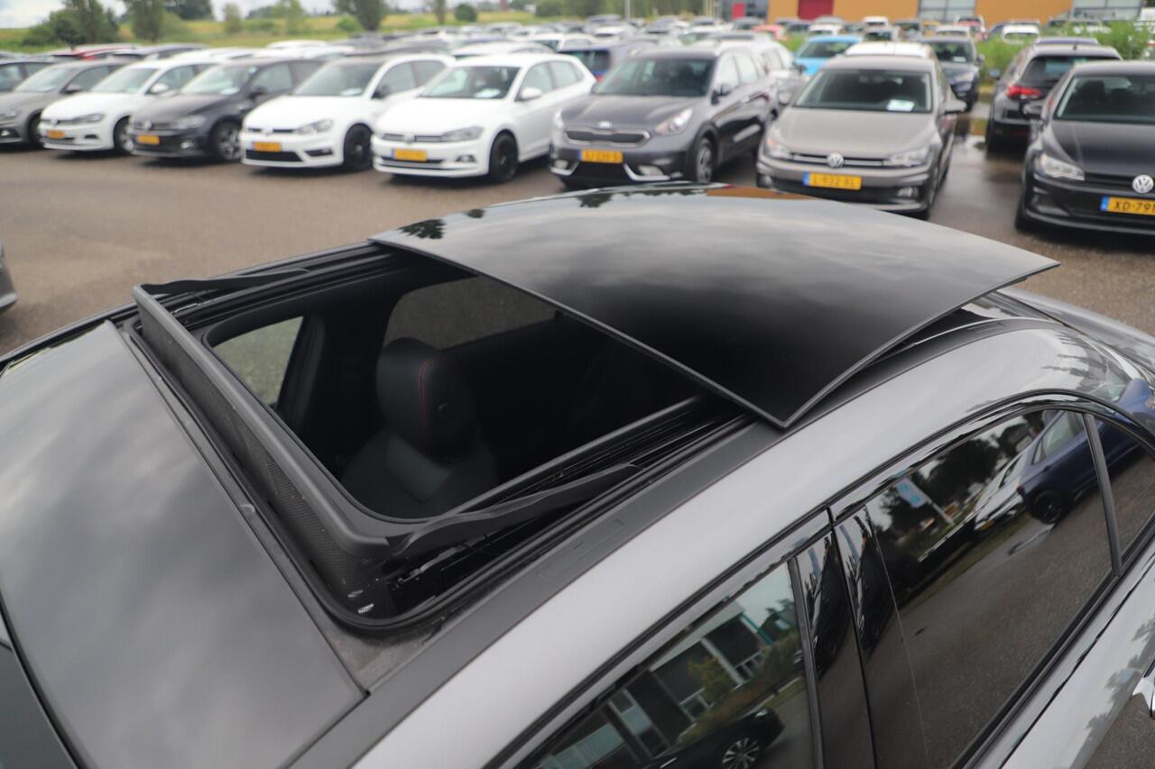 Mercedes-Benz A-KLASSE 180 AMG Line Night Pakket Automaat Panoramadak 19 inch Keyless Sfeerverlichting Burmester Carplay Navigatie Camera Half Leder Stoelverwarming NAP! Dealer onderhouden!