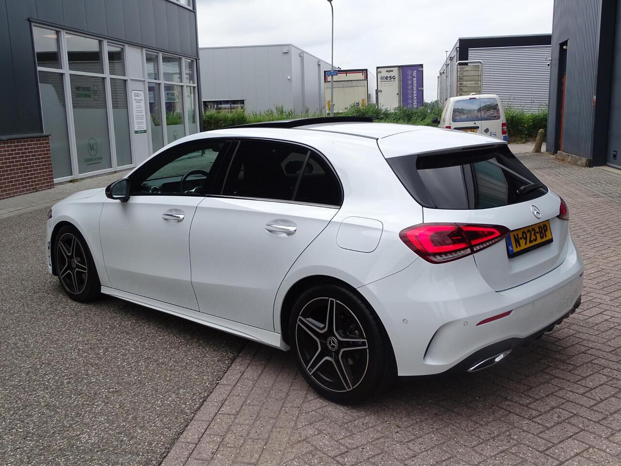 Mercedes-Benz A-KLASSE 180 Business Solution AMG PANORAMADAK|SFEERVERLICHTING|LED PAKKET|ACHTERUIT RIJ CAMERA|NAVIGTAIE| ELECTRISCHE STOELEN|STOEL VERWARMING| CRUISE CONTROL ADAPTIEF MET STOP&GO EN STUURHULP|