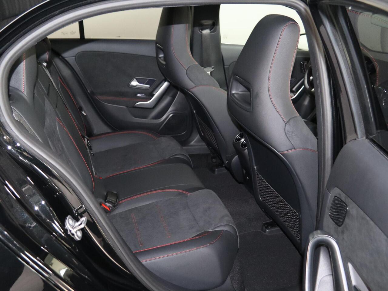 Mercedes-Benz A-KLASSE 180 Business Solution AMG | Panoramaschuifdak | Premium plus | Head-Up | Stoelverwarming | Achteruitrijcamera | MULTIBEAM LED |