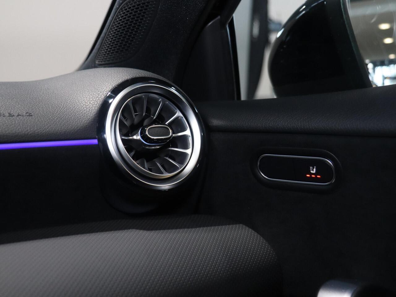 Mercedes-Benz A-KLASSE 180 Business Solution AMG | Panoramaschuifdak | Stoelverwarming | Achteruitrijcamera | MULTIBEAM LED | Night Pakket |