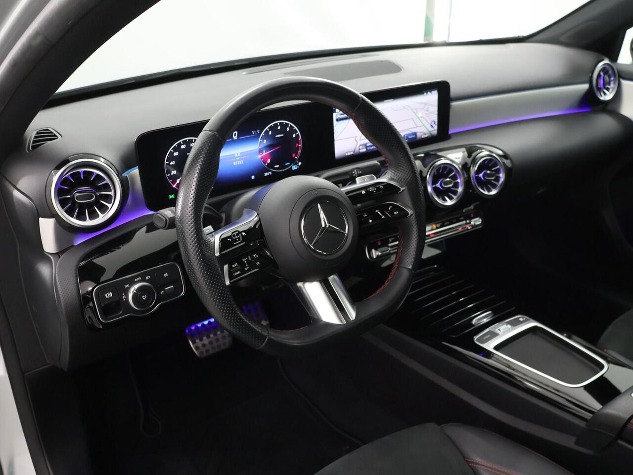 Mercedes-Benz A-KLASSE 180 AMG Line | Night pakket | Panoramadak | Sfeerverlichting |