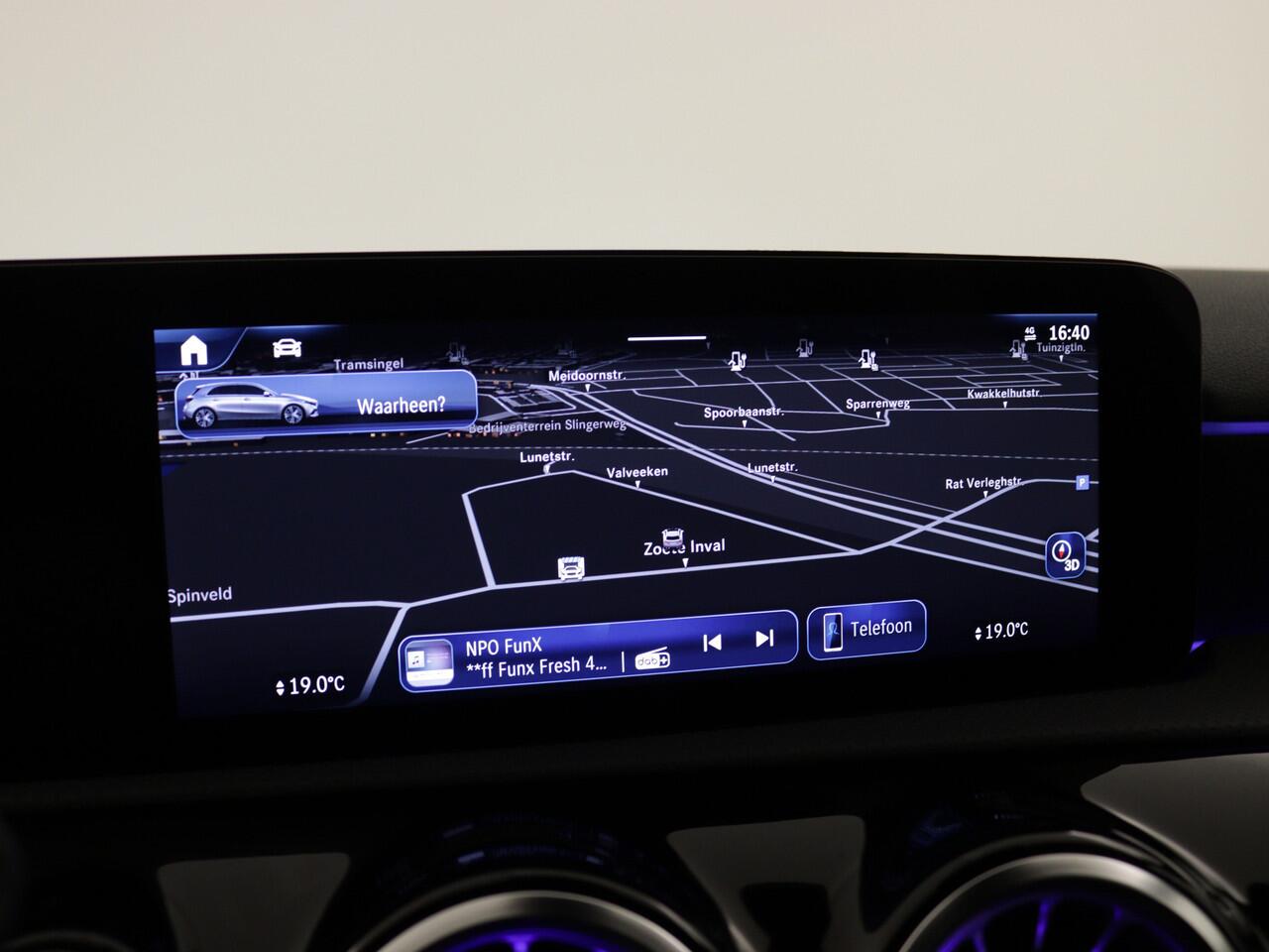 Mercedes-Benz A-KLASSE 250 e AMG Line | Nightpakket | Premium Pack | Extra USB-poorten | KEYLESS GO | Dodehoekassistent | Sfeerverlichting | Verwarmde stoelen vooraan | Parkeerpakket met achteruitrijcamera |