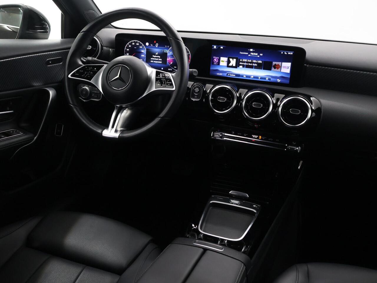 Mercedes-Benz A-KLASSE 180 Business Line | Stoelverwarming | Sfeerverlichting | Getint glas |