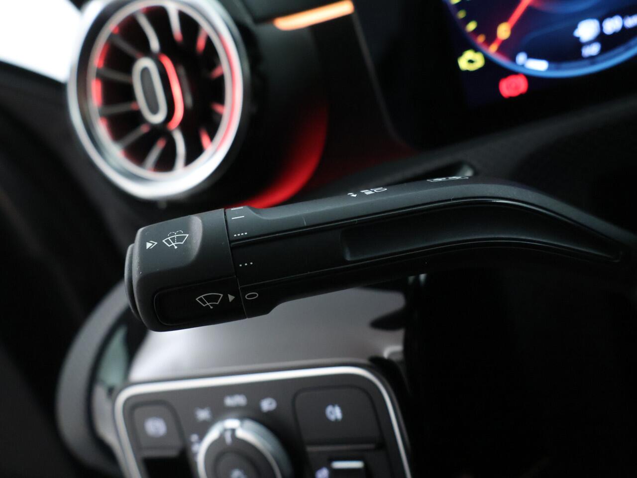 Mercedes-Benz A-KLASSE 250 e Sedan AMG Plug-In Hybride AMG Line | Night Pakket | Panorama Schuif-Kanteldak | 19 Inch AMG Velgen | Sfeerverlichting. Inclusief 24 maanden MB Certified garantie voor Europa.