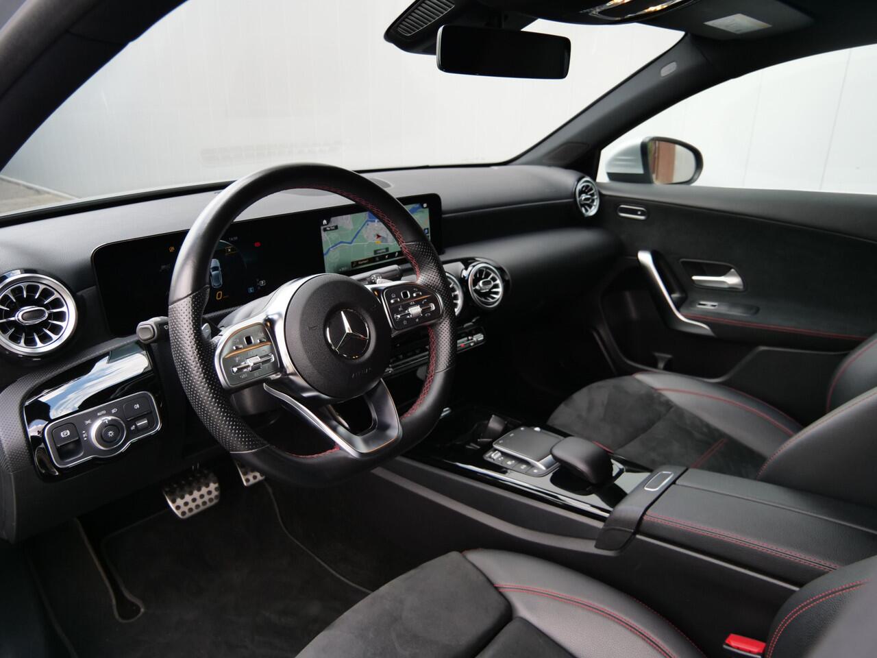 Mercedes-Benz A-KLASSE 200 164pk Business Solution AMG AUTOMAAT AMG-styling / LED-koplampen / Camera