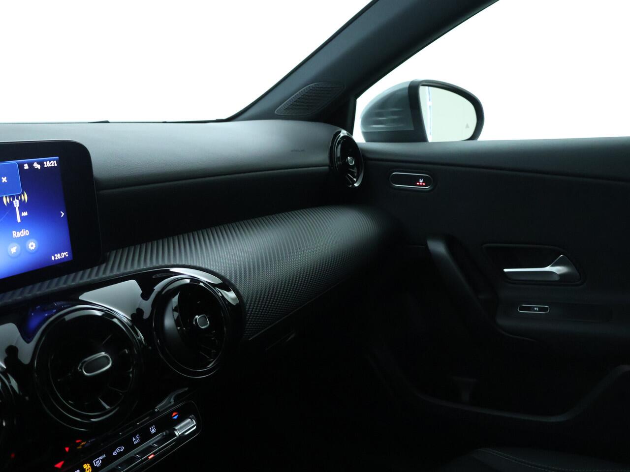 Mercedes-Benz A-KLASSE 250 e Star Edition | Trekhaak | Dodehoekassistent | Parkeerpakket met Camera | Stoelverwarming | High-performance led-koplampen | Extra USB-poorten | Spiegelpakket | Zitcomfortpakket |