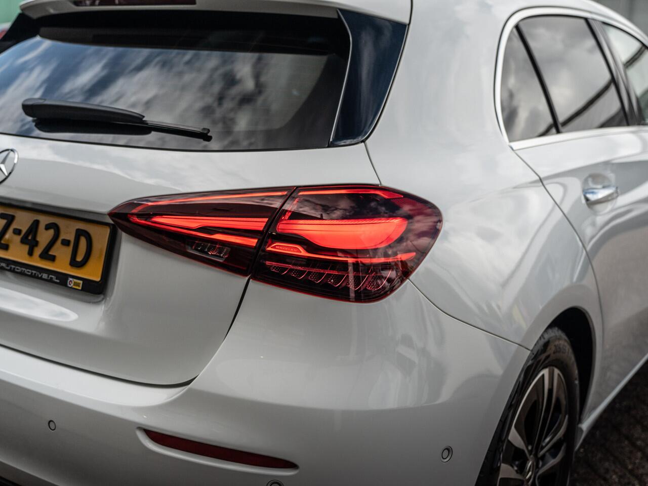 Mercedes-Benz A-KLASSE 180 Luxury Line | Pano | Sfeer | Facelift | BTW