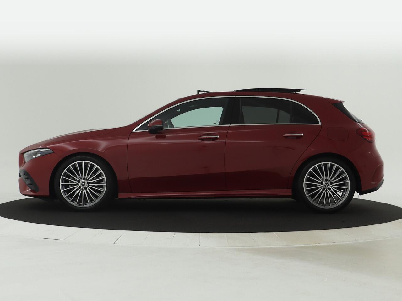 Mercedes-Benz A-KLASSE 180 AMG Line Plus | Panoramadak | 360° camera | Elektrische Stoelen | Sfeerverlichting | Apple Carplay | Inclusief 24 maanden MB Certified garantie voor Europa.