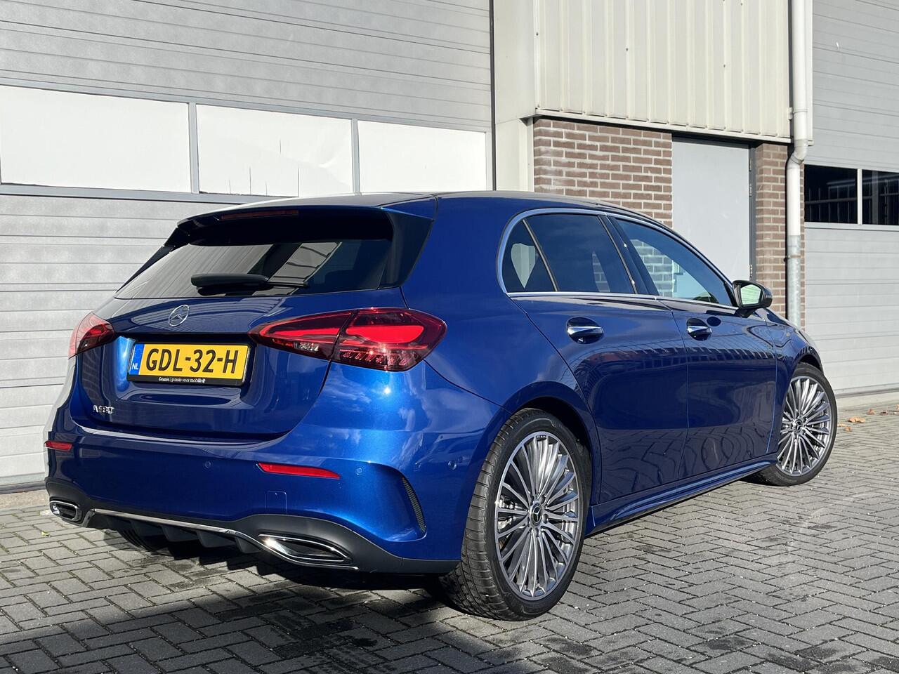 Mercedes-Benz A-KLASSE 180 Star Edition AMG | Panoramadak | Winter Pakket | Dodehoekassistent | MULTIBEAM LED Koplampen | Donkergetint Glas Achter | Stoelverwarming | Stuurverwarming | Sfeerverlichting | Elektrisch Inklapbare Buitenspiegels | Achteruitrijcamera | Parkeersensore