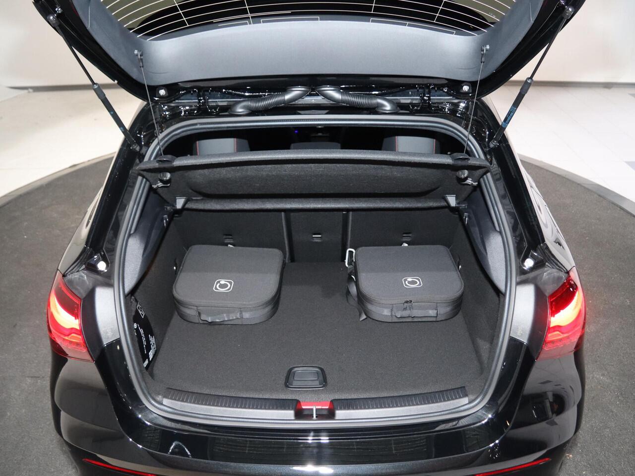 Mercedes-Benz A-KLASSE 250e Business Solution AMG | Panoramaschuifdak | Stoelverwarming | Achteruitrijcamera | MULTIBEAM LED | 19"inch AMG velgen |