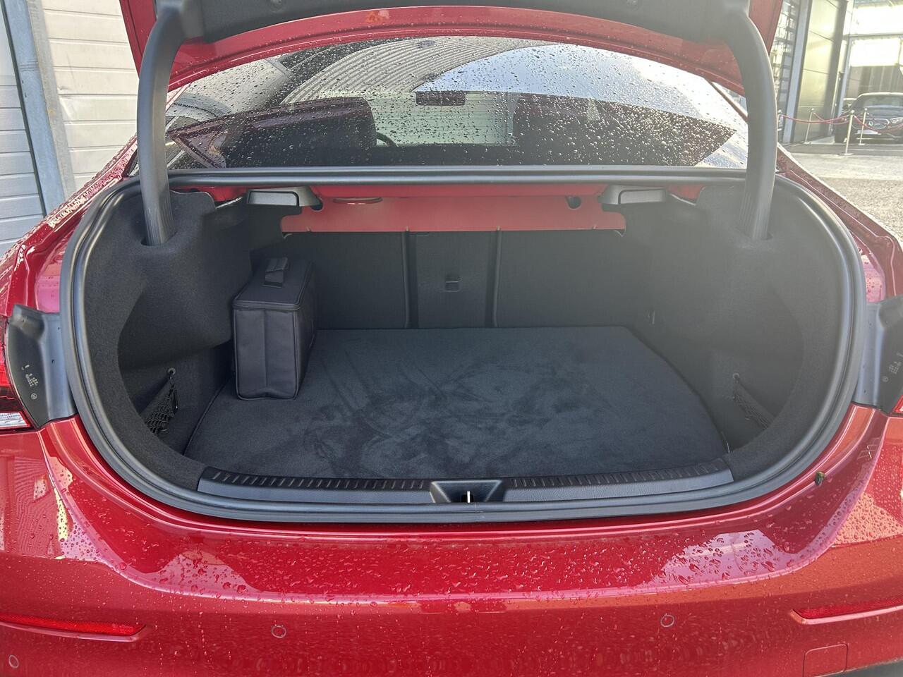 Mercedes-Benz A-KLASSE 250 e AMG Line | Head-up display | Panoramadak | Keyless Entry | Distronic | Dodehoekassistent | Stoelverwarming | 360 graden camera | Carplay